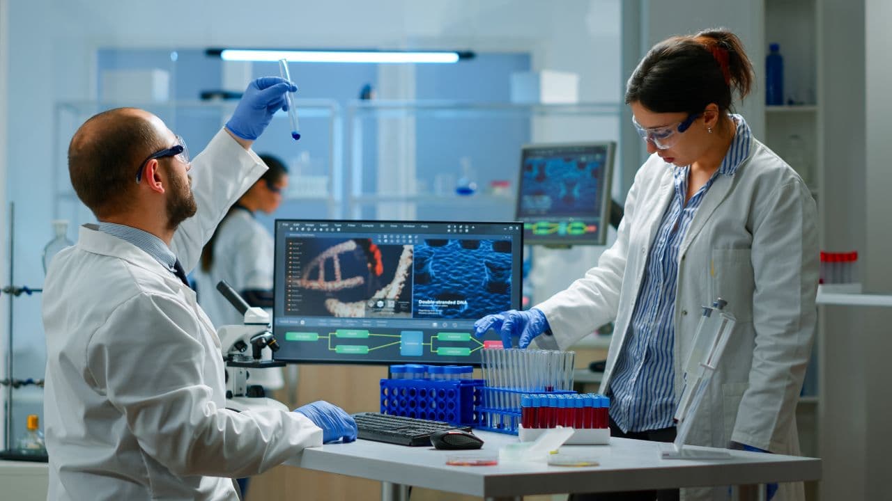 imagem sobre O que faz o biomédico: atuação e por que é essencial?