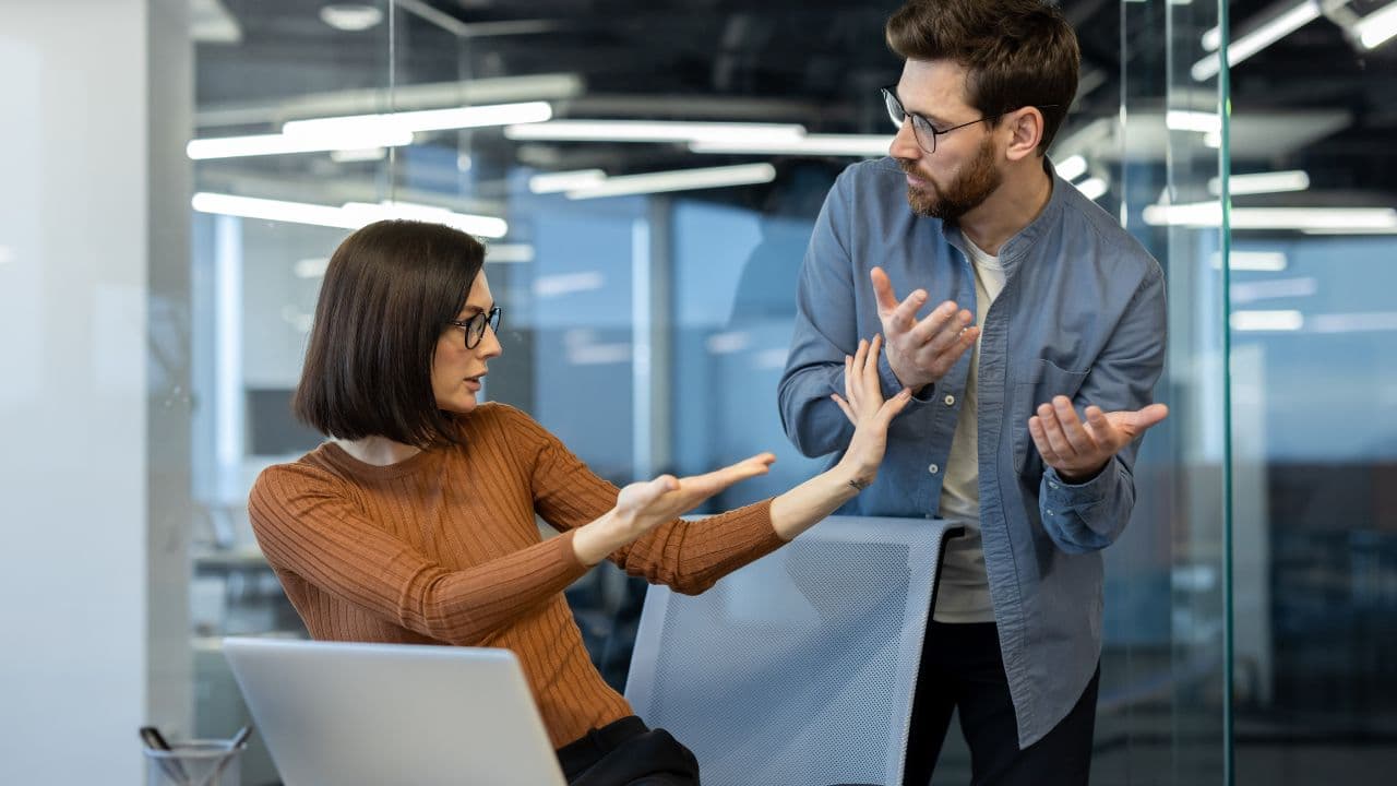imagem sobre Comunicação Agressiva: o que é, características, impactos e como superar