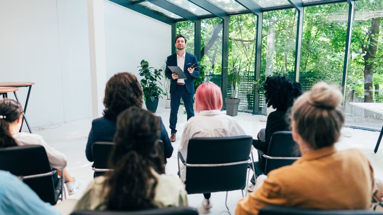 imagem sobre O que é oratória? Importância e técnicas para falar em público com confiança