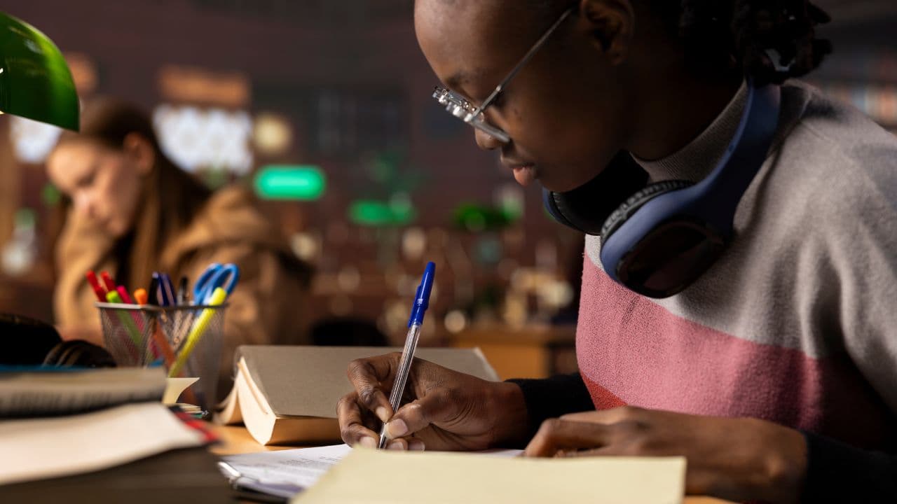 imagem sobre O que é aula invertida: benefícios, estratégias e exemplos práticos