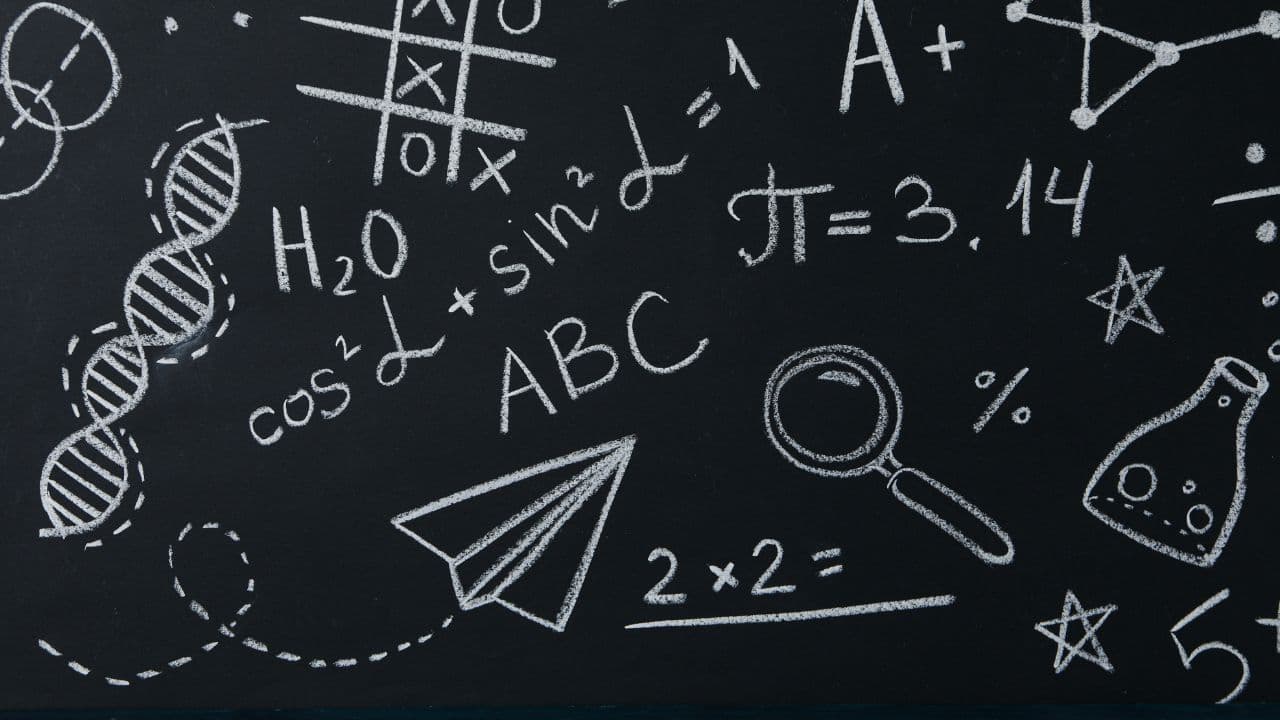 imagem sobre Quem criou a matemática? Entenda como ela surgiu e por que não foi inventada por uma única pessoa