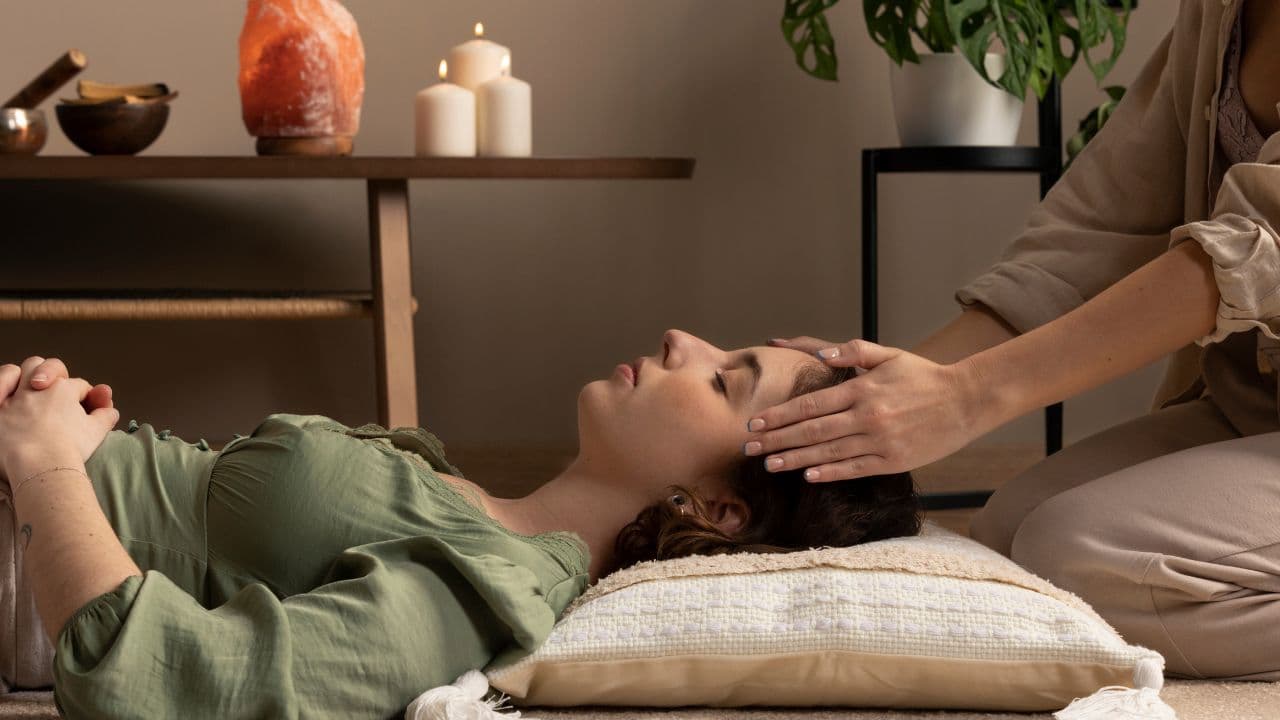 imagem sobre Reiki o que é: saiba como funciona e o que saber antes de buscar essa prática
