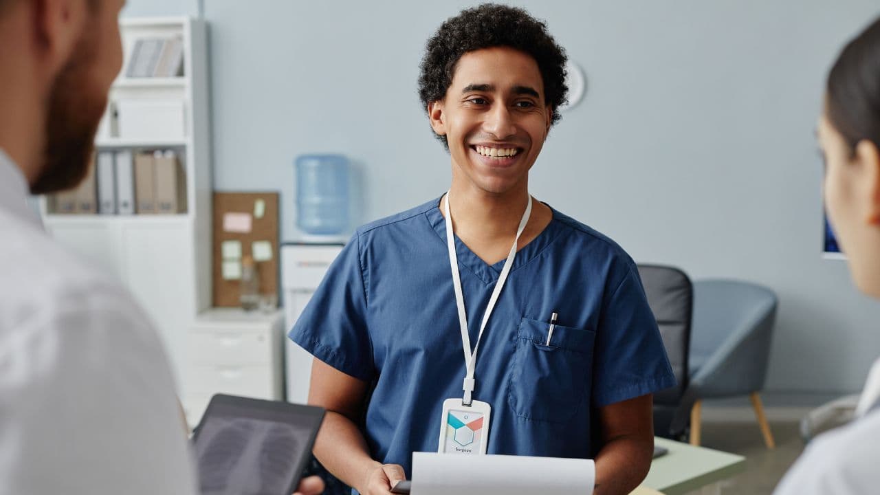 imagem sobre O que faz o auxiliar de enfermagem? Funções, formação e importância